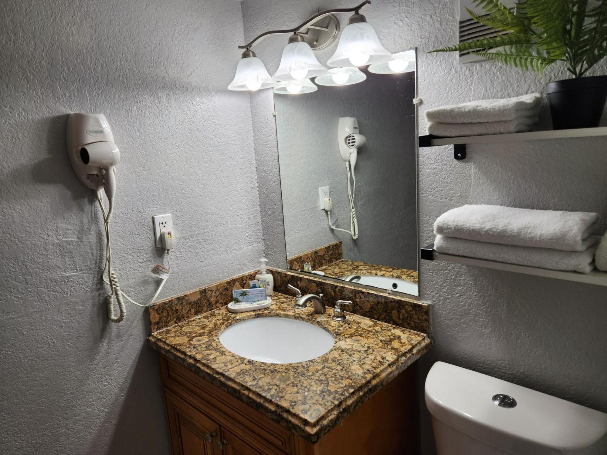 Centauri Vacation Rentals Beautiful 2-Bedroom Condo, Near All Orlando Attractions, Free Parking & Wi-Fi, King Bed Экстерьер фото