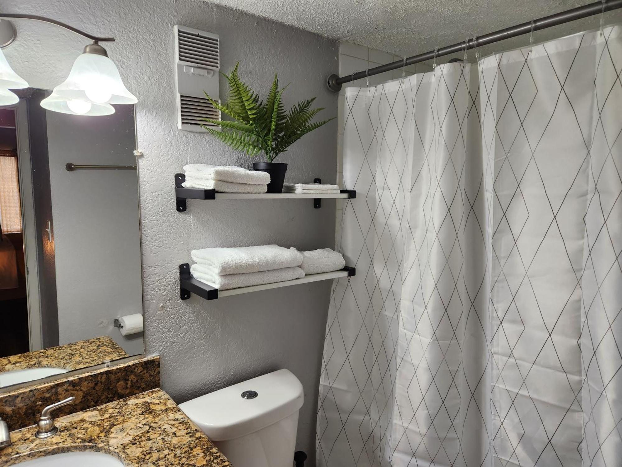 Centauri Vacation Rentals Beautiful 2-Bedroom Condo, Near All Orlando Attractions, Free Parking & Wi-Fi, King Bed Экстерьер фото